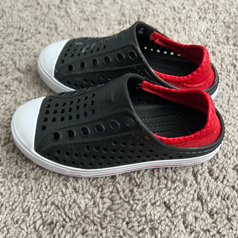 Sketchers Guzman Size 11 Black and Red. Only worn maybe twice.